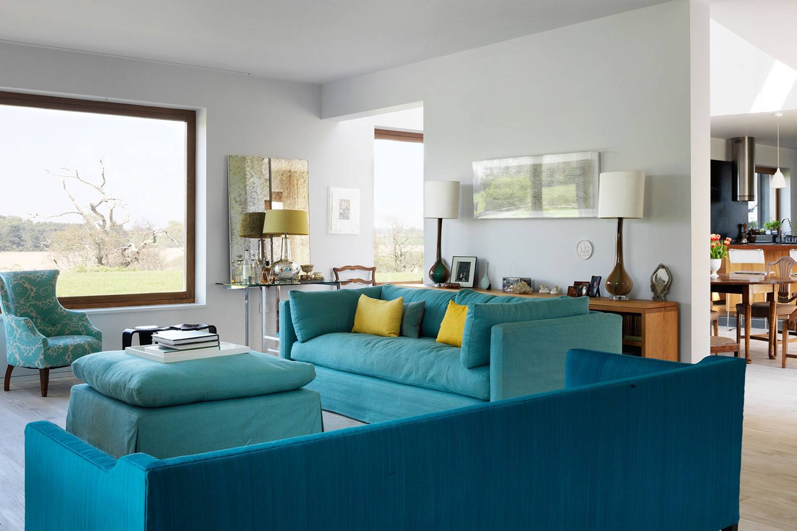 бирюзовый цвет дивана в интерьере гостиной