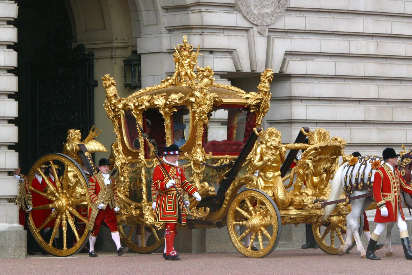 royal-wedding-carriages-house-garden